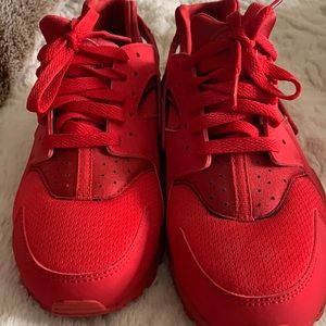 Red Nike Huaraches Y7